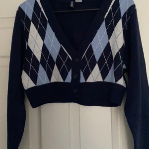 Stickad tröja H&M  - Köp i somras ALDRIG använd tycker den är fin men inte på mig, köpt på H&M för 99kr 