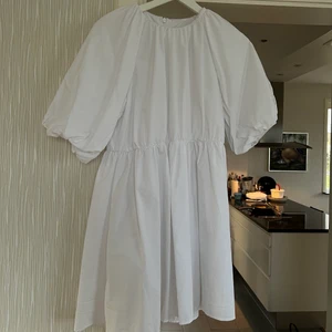 Vit klänning med puffarmar - Jättesöt miniklänning med puffärmar från Asos😊 Väldigt bekväm klänning som passade perfekt till studenten! Använt en gång. Finns inte kvar på Asos hemsida. Finns inga tecken på slitage. Köparen står för frakten💗