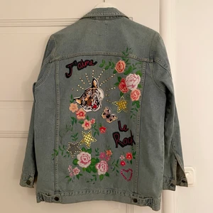 Jeansjacka - Gör dig redo för våren! Säljer denna super coola jeansjacka 😊 kolla gärna in andra grejer som jag säljer!