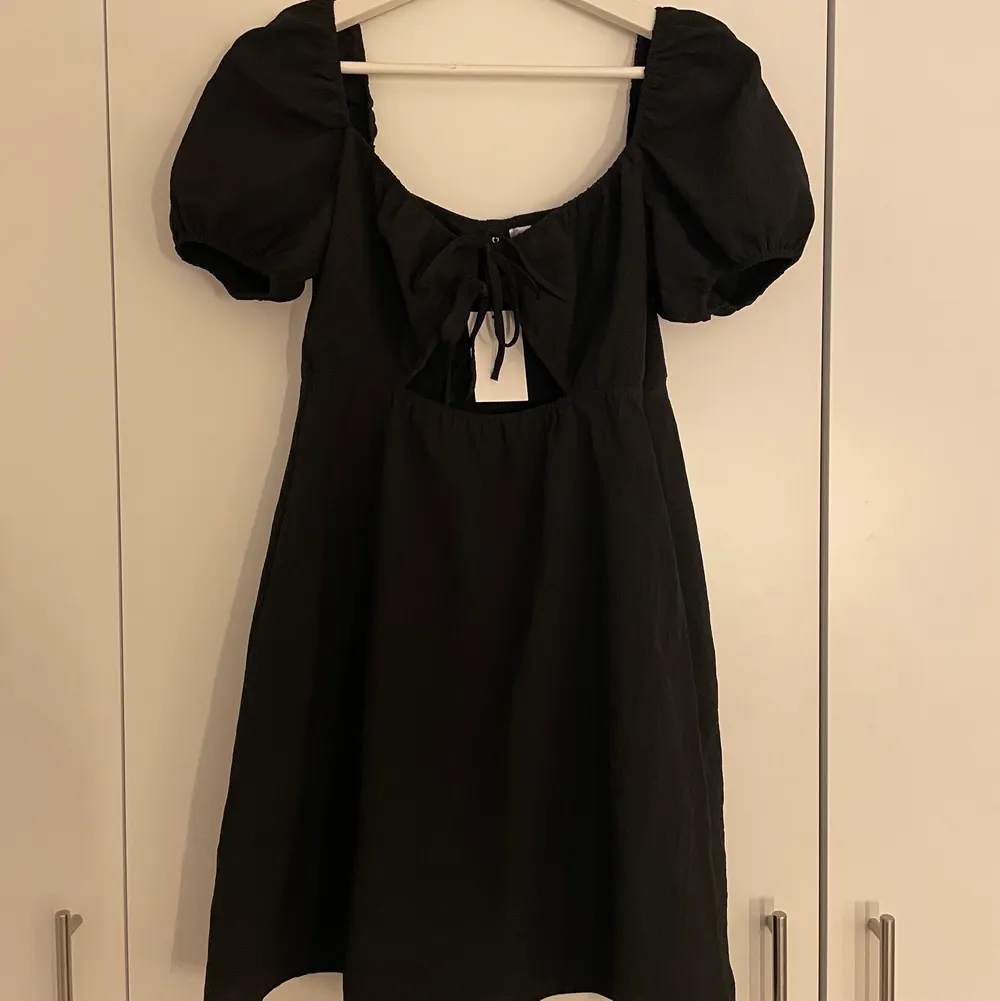 Svart klänning från H&M divided, storlek 40. Kom tyvärr aldrig till användning därav prislapp kvar.. Klänningar.