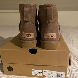 UGG’s beige/bruna - Helt nya uggs i storlek 39 köpta på miinto i december 2021. Köpta för 1800kr. Säljer för att jag råkade köpa två par i samma storlek och färg. Passar en 39/40. Köp direkt för 1300kr