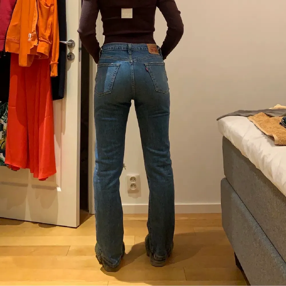 Levis jeans köpta här på plick! Dessa satt tyvärr ej som jag ville och därav säljer jag vidare! Sjukt snygga och sjukt bra skick😍 köp direkt 550kr❤️ BUD:440kr (lånade bilder). Jeans & Byxor.