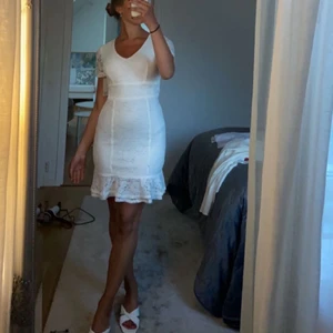 Spetsklänning - En jätte fin vit klänning, perfekt till konfermation, student eller bara som en helt vanlig klänning i spets i storlek S🤍