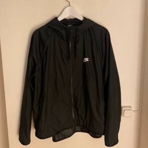 NIKE jacka  - Nike vindjacka i storlek XL. Mitt pris 250kr. Köparen står för frakten 😊