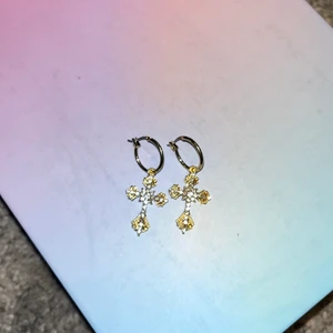 Örhängen - Helt oanvända örhängen med kort på i guld med små stenar.💛