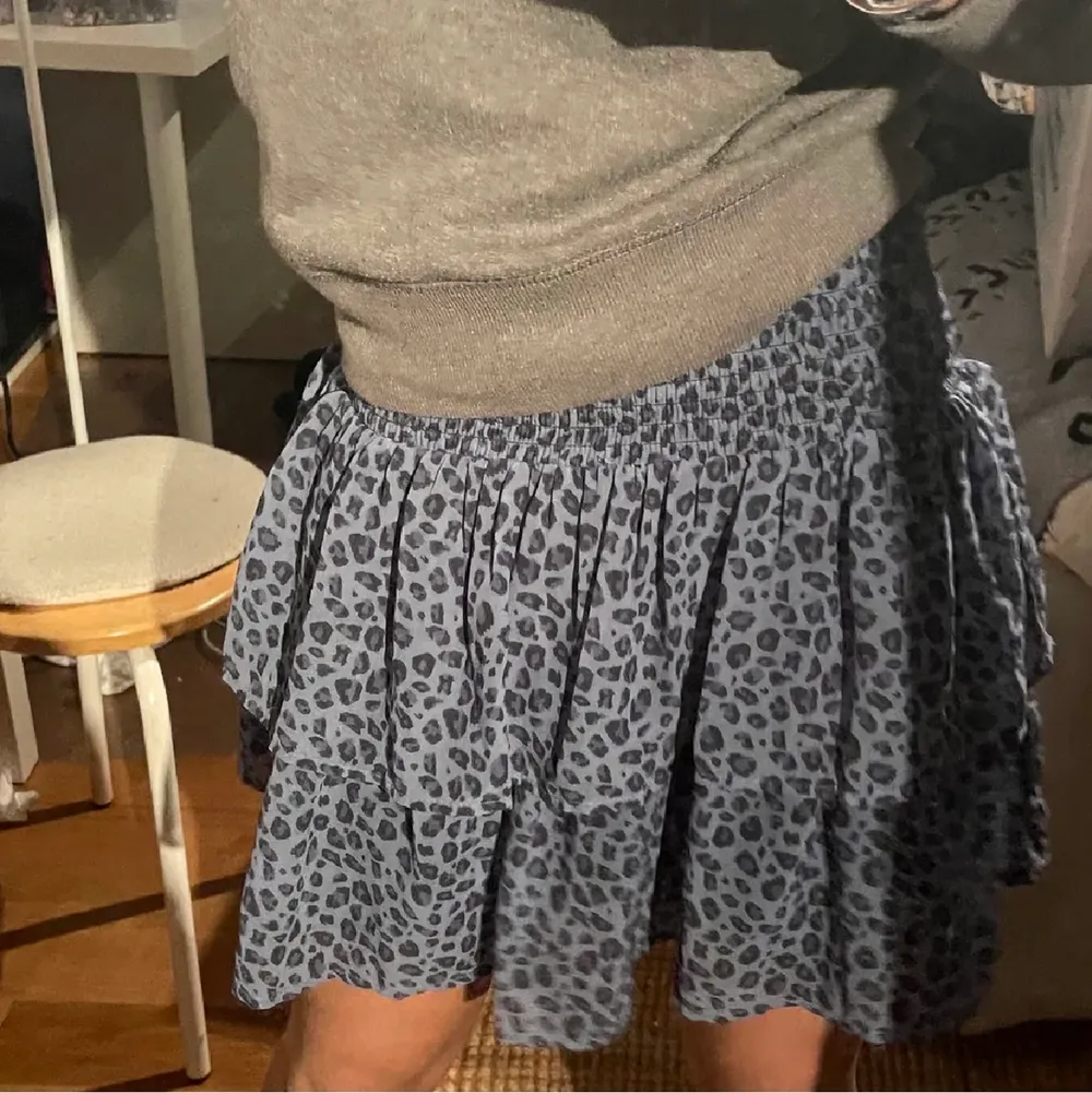 Superfin slutsåld kjol från Kappahl som är i strl 170 vilket motsvarar xs-m! Säljer för att den inte kommer till användning. Skriv privat om du har frågor eller behöver fler bilder💕. Kjolar.