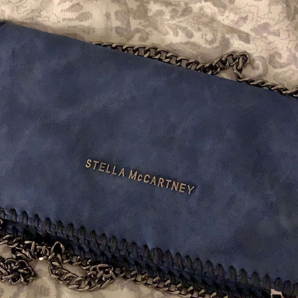 säljer en super fin kopia av stella mccartney! väskan är använd en gång sen jag köpte den av en annan tjej på plick, väskan har absolut inga fel eller skador och fler bilder kan skickas privat!💖 . Väskor.