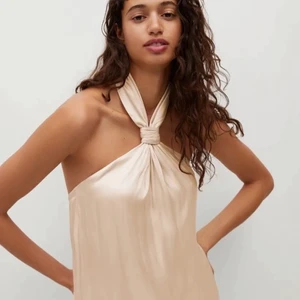 Topp med Knut  - Jättesnygg oanvänd topp från mango med prislapp kvar.💗 Helt utsåld på mango och zalando.