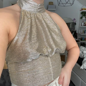 Topp ginatricot  - Jättefin glittrig fest topp från ginatricot. Säljer då jag inte använder den längre. Väldigt stretchiga runt magen!!