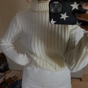 Vit stickad tröja med polo - Vit stickad polotröja. Ribbad. Bra skick. Från shein