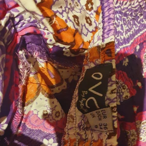 Fin långklänning i stl 36 - Fin långklänning med axelband och knytning i nacke i stl 36. Sparsamt använd. 