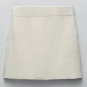 Vit stickad kjol - Säljer denna vita stickade kjol från zara, strl m passar s! Använd 1 gång, köpare står för frakt!