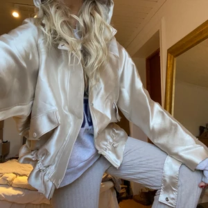 Bomberjacka - Champagnefärgad glansig bomberjacka med luva. Man kan  dra åt den längst ner om man vill (som jag gjort på bilden) Aldrig använd och prislappen är kvar!    Från: Weekday