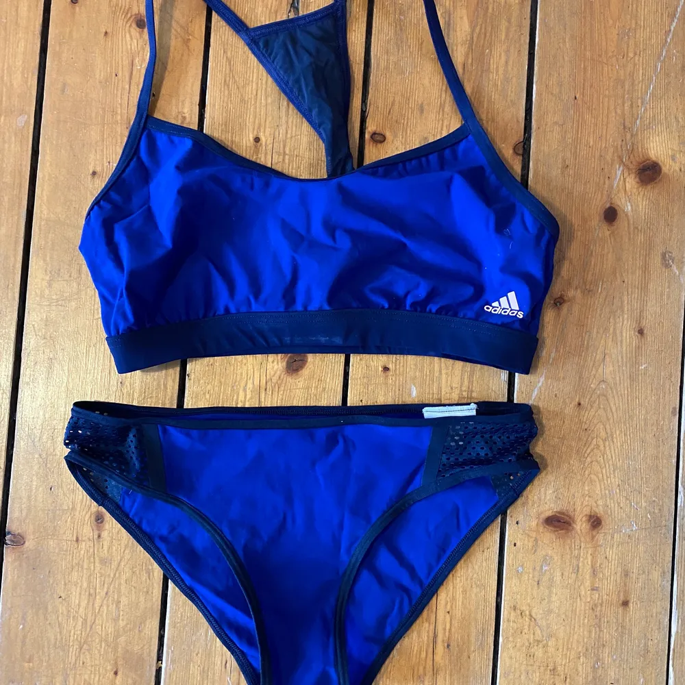 Helt oanvänd! Mörkblå bikini från Adidas, storlek 36. Övrigt.