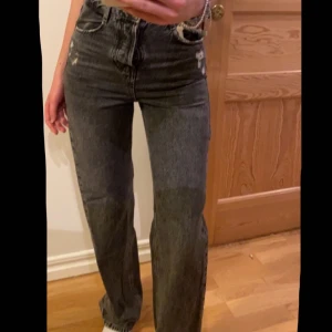zara jeans - sjukt snygga högmidjade jeans från zara!storlek 32