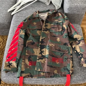 Off white jacka  - Off white Jacka. Köpt i Usa. Storlek M. Ge mig ett pris