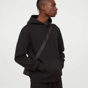 Säljer denna superfina helt oanvända svarta hoodie från H&M som aldrig kommit till användning. Fråga gärna om ni vill se bilder💕 Köparen står för frakt