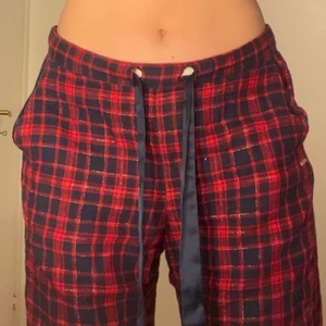 Pyjamasbyxor  - Säljer dessa sjukt snygga blå & röd rutiga pyjamasbyxor från Kappahl då de är för korta för mig. Är runt 173 så de passar nog bättre på någon som är kortare. Byxorna har lite guld detaljer och blått sidenband. Buda från 80kr! Köparen står för frakten🙂