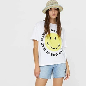 Smiley tshirt - Säljer nu min super snygga t-shirt från Stradivarius med smiley tryck i storlek M!! Super cool att styla med och passar till allt. Säljer för 100kr
