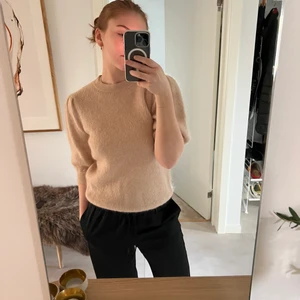 Stickar kortärmad tröka - Säljer denna snygga vardagliga tröjan från Levete, aldrig använd och i bra skick. 