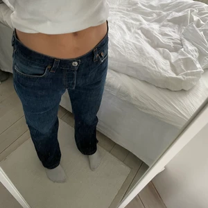 501 Levis jeans - Säljer dessa superfina Levis 501. Köpta på humana! På mig som är 165 och brukar ha 36 i jeans går de ända ner till golvet 