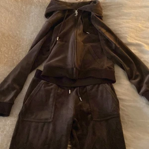 juicy couture set - Nästan helt oanvänd. Mörkbrun. Stolek M i båda (liten i storleken) köpt för ca 2000 