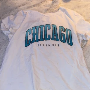 Vit t-shirt  - En vit Chicago t-shirt från new yoker, sällan använd 