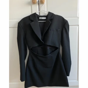 Miniklänning med kavaj  - Stilren mini klänning med kavaj i svart - Limited edition från ZARA. Använd en gång annars i mycket bra skick. Dragkedja på sidan                                                                              Nypris: 999 SEK                                                                       Ps: ta gärna en titt på mina andra annonser då jag kan samfrakta flera köp <3