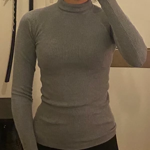 Grå polotröja  - 💐 Grå tröja med turtleneck, 100kr exklusive (innan) frakt, storlek S 💐