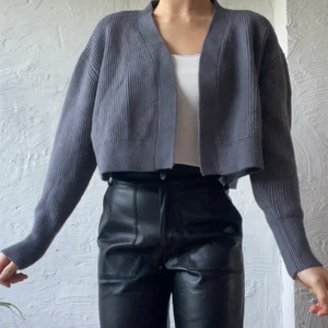 fin stickad cardigan - säljer denna fina stickade tröjan från zara!💞 blå-grå färg,  använd fåtal gånger, är i ett perfekt skick✨ jag är 170cm för referens!