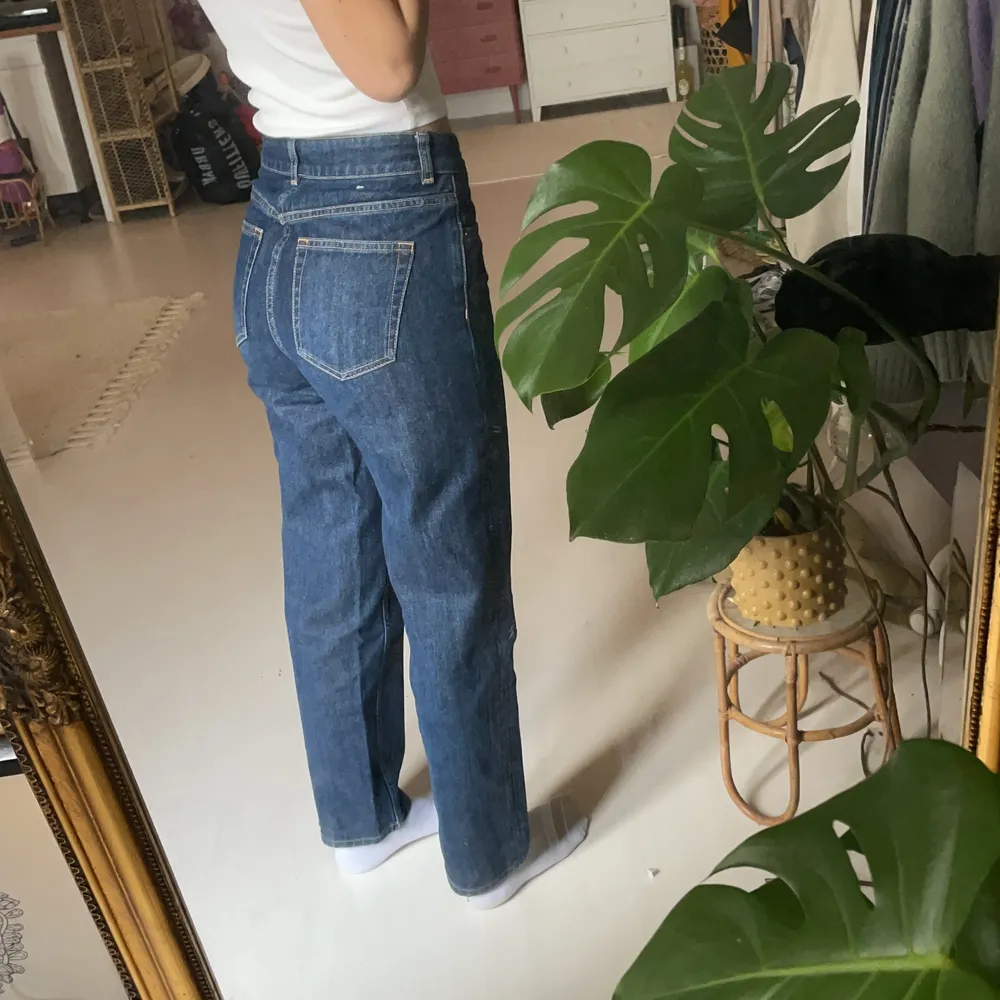 Raka mörka jeans från & Other Stories, som nya. Jag är 165 cm. Köparen står för frakten . Jeans & Byxor.