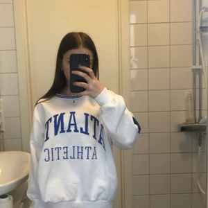 Sweatshirt  - En super fin sweatshirt från PULL&BEAR i storlek xs. Litet metall märke längst ner på sidan. Använd ca 5 ggr. 😊 Säljs pga används för lite.