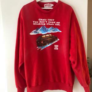 Röd oversized vintage sweatshirt från wind river. Tröjan är unik, stor och i kraftigt material. Köparen står för frakt och hör av dig vid frågor❤️