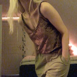 Sammets linne ♥️ - Jätteskön sammetslinne som aldrig använts ♥️ Är osäker på storleken men jag är XS/S som referens, skulle nog säga att den är S-M :) Kan mötas upp i Stockholms området eller frakta ♥️