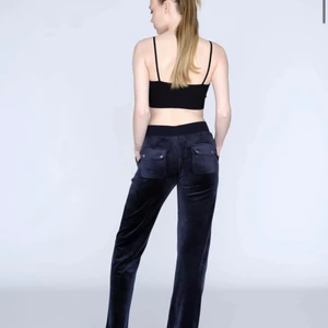 💙 NYA Juicy Couture byxor 💙 - Förra veckan så beställde jag de marinblåa Juicy Coutre byxorna i två olika storlekar & nu har jag bestämt för att lämna tillbaka de som är i storlek S. Byxorna är eftertraktade & inprincip alltid slutsålda, så innan jag skickar tillbaka dom tänkte jag kolla om någon kanske vill köpa dom istället. I storlek S som sagt, för 995kr! Helt nya & super snygga 🥰 Kan mötas i Stockholm och frakta (köparen står för frakten)! 