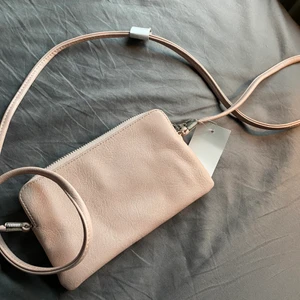 Rosa väska  - Axelväska i gammalrosa färg. Aldrig använd💕 frakt tillkommer 