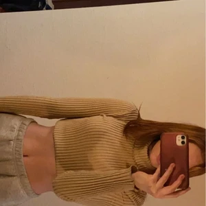 Polo tröja - Jättesnygg polotröja som tyvärr blivit för liten så därav kommer den ej tillanvändning⚡️💗sparsamt använd, inga fläckar!💗 skriv om ni vill ha fler bilder💗