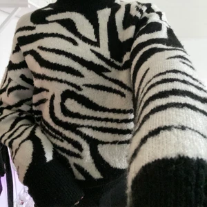 Stickad tröja - Superskön stickad tröja med zebramönster, sticks inte alls! 😚