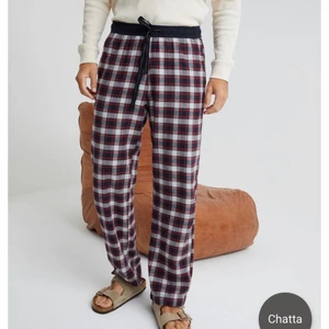 pyjamasbyxor - Säljer dessa för dem blivit försmå, storlek M men skulle nog passa någon som pendlar mellan S/M🤍 skicka privat för fler bilder✨ kan sänka i pris vid snabbt köp!