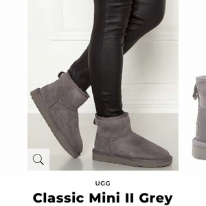 Uggs mini grey - Hej! Säljer ett par Uggs i modellen classic mini II. Använda fåtal gånger (ej i snö) så dom är i superfint skick. Vid intresse skickar jag självklart bilder. Kartong finns med om man vill. Möts upp i stockholmsområdet eller så fraktar jag ☺️ (Byter ej) 