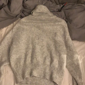 Stickad polo tröja  - Säljer min fantastiska fina stickad polo tröja från zara använd 1 gång, kommer aldrig till användning. Köpt för 350 kr 💕⚡️