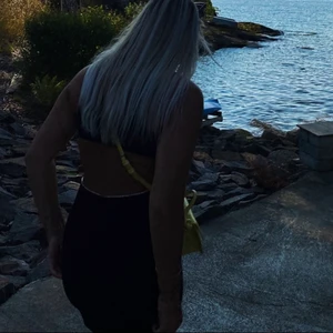 Svart ribbad klänning - Sååå fin svart ribbad klänning med öppen rygg där jag satt ett strassband (det går att ta bort om man vill). Strl M. Endast använd en eftermiddag så i absolut nyskick 🥰 100kr + ev frakt. 