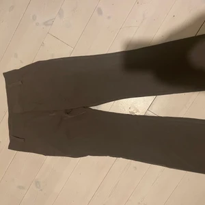 Low waist kostymbyxor - Lågmidjade bruna kostymbyxor som är jättesnygga, men tyvärr inte passar mig helt. Bekvämt och luftigt tyg med stretch i.