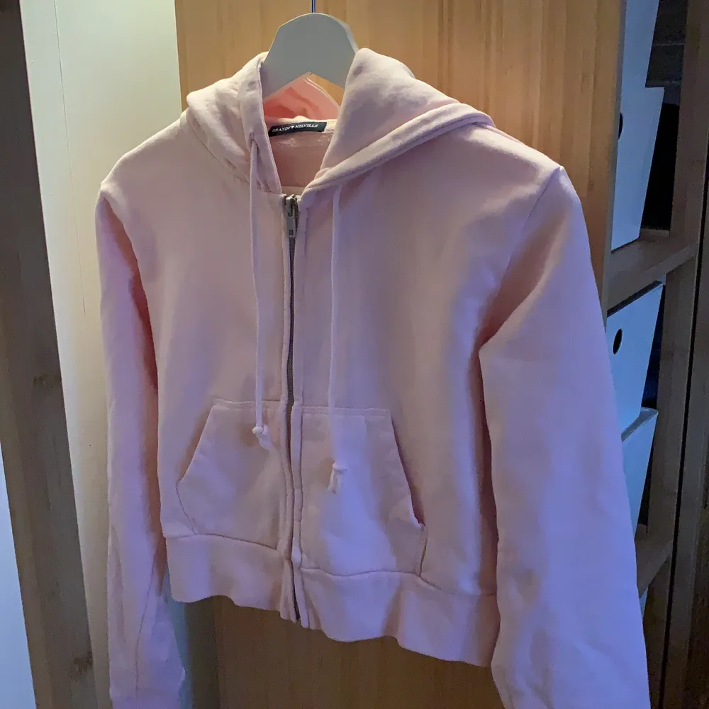 Oanvänd ljusrosa Brandy Melville (croppad) hoodie. Fin ljusrosa färg men för liten för mig. Storlek ”one size” men jag anser den vara XS-S (34-36). Säljer för 150 kr + frakt (ca 66 kr) . Hoodies.
