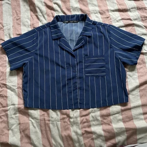 Randig croppad skjorta - Jättesöt tunn skjorta i strl M. Sitter nice och fortf lite croppad på mig som är strl S. Frakt tillkommer❤️