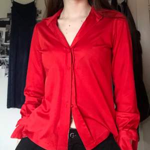 Cool röd skjorta i silkes-aktigt tyg från Kurt Kellermann i Stockholm. Den är välgjord och i väldigt bra skick. Köpt secondhand och lappen är bortklippt men jag skulle uppskatta att den har storlek S