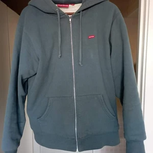 Supreme hoodie huvtröja - Fint skick! Supreme box logo hoodie, Storlek M, innerfoder med blommönster som gör den grövre och varmare. Köpt från Supremes hemsida 2018 för ca 1300 kr.