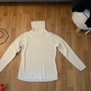 Stickad tröja - Crémevit stickad tröja❤️