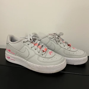 Nike airforce Strl 36.5 (helt nya) - Skorna köptes för ett år sen men har använts en gång sedan dess. Det är strl 36.5