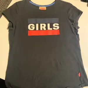 Äkta Levis t-shirt i jättebra skick! Köpt för längesedan på kids brandstore. Säljer eftersom den inte passar längre😊 Pris 130 kr plus 45 kr frakt💘